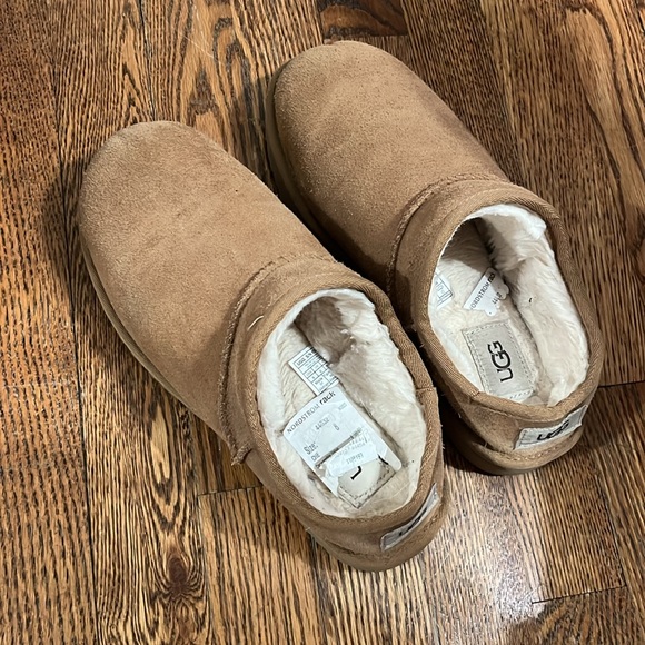 Classic UGG slipper. Size 8. Excellent condition. Only wore a few times - Picture 4 of 4